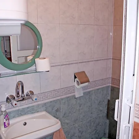 Spacious 5 Min Away From The Beach דירה